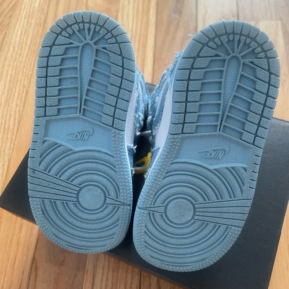 Toddler Jordan 1 Retro High OG (td) LIKE NEW!! WORN TWICE!!!!! - Picture 4 of 5